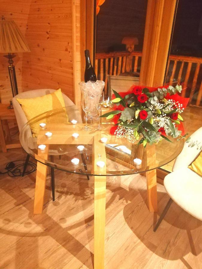 Tollymore Luxury Log Cabins Ньюрі Екстер'єр фото